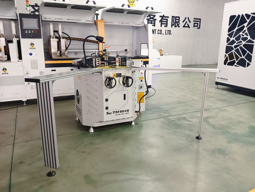 1757309867827901.jpg Máquina para engarzar esquinas de ventanas.jpg