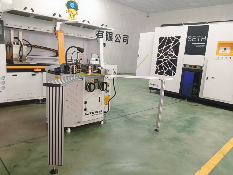 Máquina engarzadora de esquinas para ventanas.jpg Máquina engarzadora de esquinas para ventanas.jpg