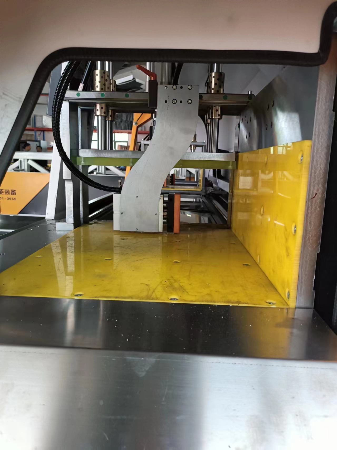 máquina cortadora de aluminio.jpg máquina cortadora de aluminio.jpg